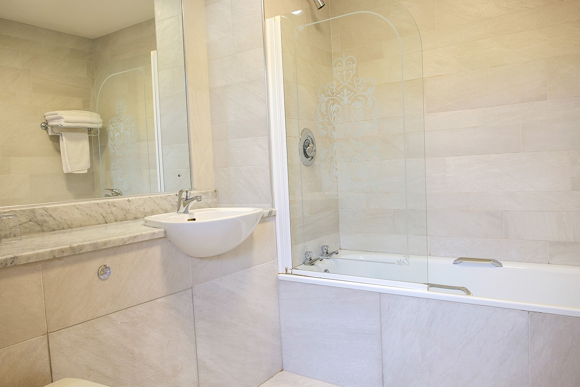 superior double room bathroom